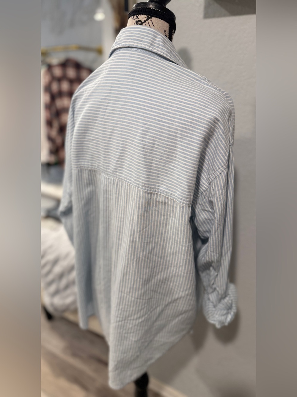 American Eagle Women’s Oversized Button Down Shirt Medium Blue White Stripe NWOT - Picture 5 of 6